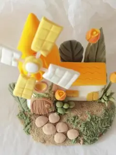 風車と家の粘土製装飾品