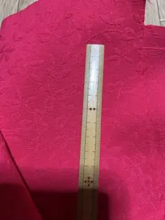 123昭和レトロ　赤い花模様の生地 110×85 (110×55) 印字あり