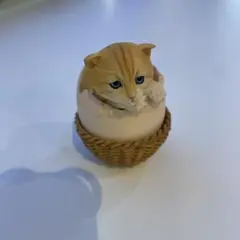 猫フィギュア 卵から出ている