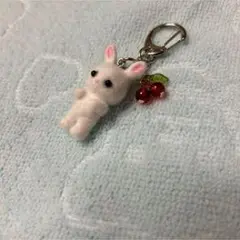 ウサギのフェルトチャーム チェリー付き
