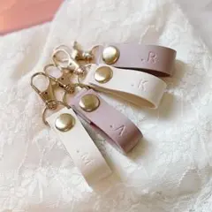 【再販無し♡】ホワイトのみ！イニシャルレザーチャーム