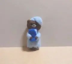 羊毛フェルト　くまさん　ブローチ　ハンドメイド