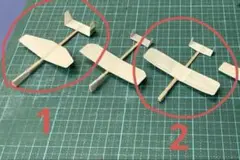 つまようじサイズ(6〜8cm)の手作りミニチュア紙飛行機 2機セット(パート1)