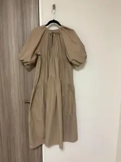 ベージュ ティアード ロングワンピース 半袖