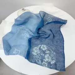 麻の花柄スカーフ 青と白のグラデーション　リネン100% 夏コーデ　上品高級感