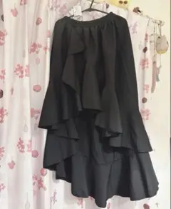 フリル付き黒ロングスカート