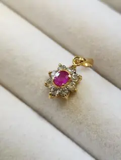 ネックレストップ　ルビー