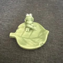 カエルの葉の上の置物