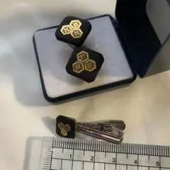 家紋柄　タイバーカフスセット象嵌