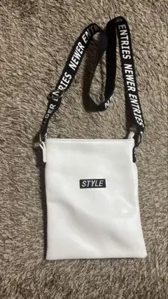 ホワイト ショルダーバッグ ロゴ入り