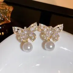 ♥️今年人気♥️レディース　ピアス　パーティー　ゴールド　パール　バタフライ