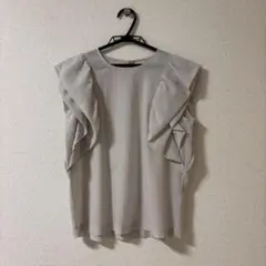 フリル付きノースリーブシャツ グレー
