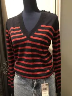 とてもオシャレなVネックニット。