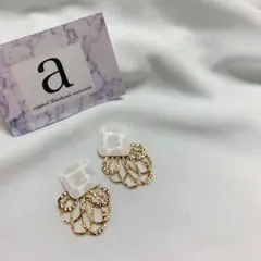2094-4 ホワイト 2way☺︎スクエア型ピアス×ゴールドフラワー☺︎