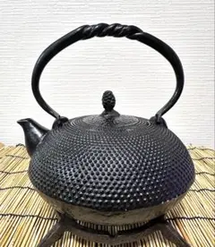 新品、未使用品　南部名工金秀 及春鋳造 算盤形捻　桜文様南部鉄瓶　南部鉄器　鉄瓶 新品、未使用品 南部名工金秀 及春鋳造 算盤形捻 桜文様南部鉄瓶