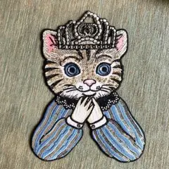 < 王冠をかぶった猫> 刺繍アイロンワッペン　大判