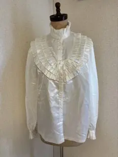 フリル付きホワイトブラウス