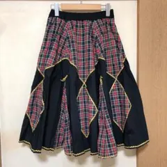 プリティードール　チロリアン　フレアスカート 黒・赤チェック