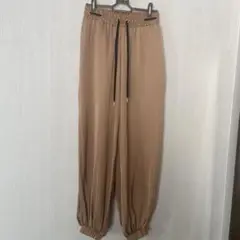ベージュ ルーズフィットパンツ