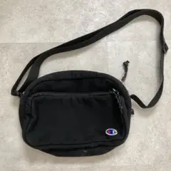 Champion 黒 ショルダーバッグ　キッズ　メンズにも　チャンピョン