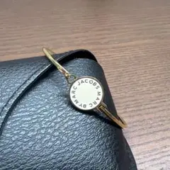 MARC BY MARC JACOBS ロゴ バングル ブレスレット ゴールド