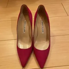 マノロブラニク スエードパンプス