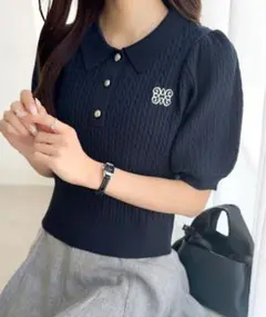 【mily bilet】胸刺繍ケーブルニットパフスリーブポロシャツ
