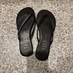 TKEES ブラック フラットサンダル
