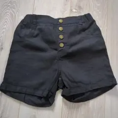 ブラックボタン付きショートパンツ