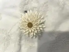 ハンドメイド　ホワイトフラワーブローチ