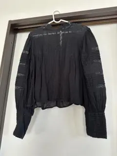 黒い長袖シャツ プリーツ加工