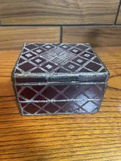 古いガラス　小物入れ　ジュエリーボックス　赤色