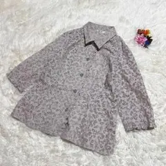 里麻【9】ブラウス　シャツ　花柄刺繍　フリル　上品　グレージュ　薄手