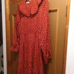 赤いドット柄ワンピース　新品　サイズМ〜L　ワンピース