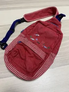 fam 赤いショルダーバッグ 車の刺繍
