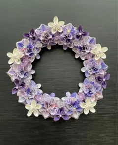 紫と白の花のリース
