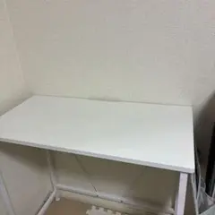 ホワイトの木製長方形テーブル