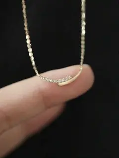 ゴールド 曲線状 ネックレス ストーン付き キュービックジルコニア