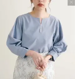 natural couture パール付きスキッパーブラウス　水色　ブルー