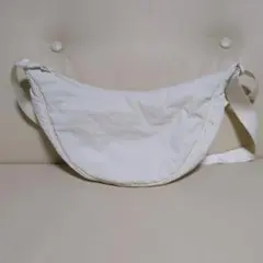 ユニクロホワイト ボディバッグ シンプルデザイン