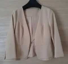 ベージュ ノーカラー ジャケット　Sサイズ