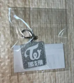 新品TWICEロゴチャームTHIS IS FORコイルキーリング