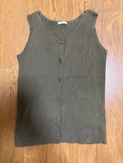 GU Vネックノースリーブ