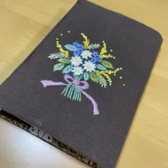花束とワンちゃん♡ちょうちょ手刺繍　ハーフリネン　ブックカバー