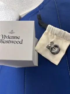 今日までの出品Vivienne ピアス ブラックメタ両耳用