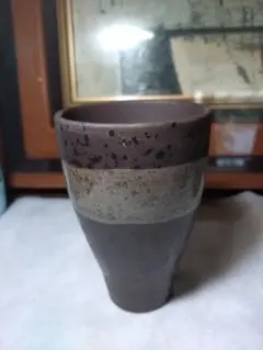 陶器製ダークブラウンとグレーのカップ