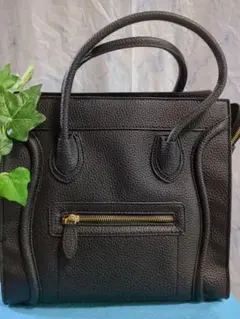 黒ハンドバッグ 中型 ジッパーポケット付き