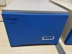 青い金属製衣類収納ケース