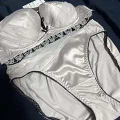 新品　未使用　タグ付き　ピンクベージュ サテン風 ブラジャーショーツセット
