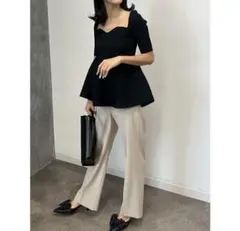 最終値下げシームレスハートネックペプラムニットトップス （BLACK）